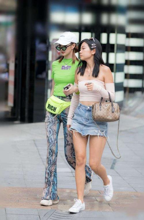 重庆街拍：时尚的小姐姐玩下衣失踪，好身材完全展现！