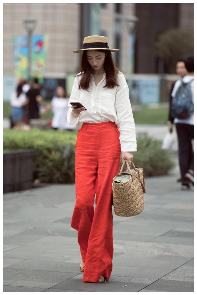 街拍：冷艳高贵的美女，身材高挑，展现出十足的女人味