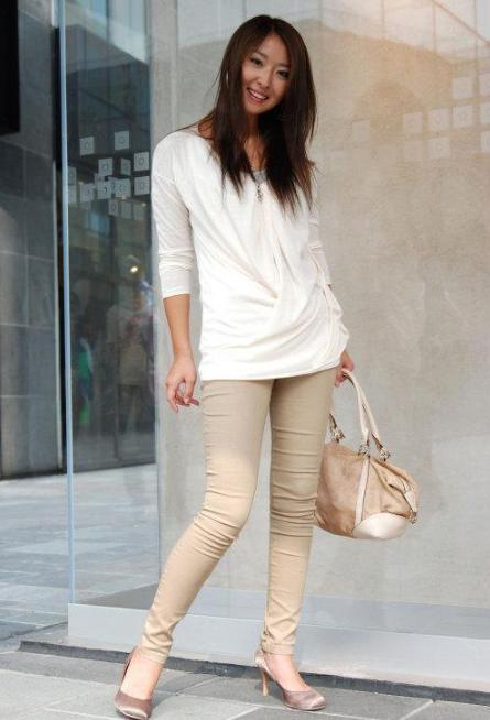 魅力无限的紧身打底裤美女，透出一股俏皮可爱气息，高挑有气质！