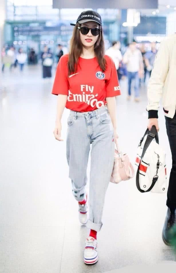 霍思燕这裤子穿多久了?颜色都快洗没了!网友:你的时尚我不懂!