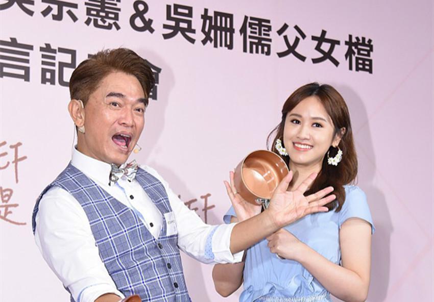 吴宗宪女儿气质真好，穿蓝裙清新优雅，撞衫高圆圆也不输！