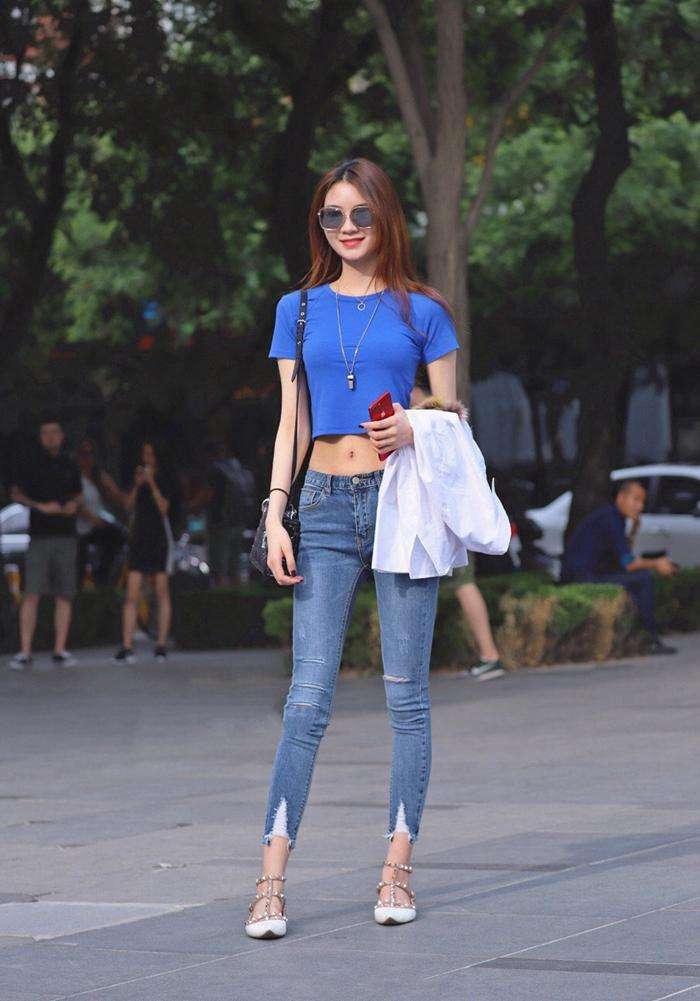 街拍: 女生如此高挑显瘦, 比例完美的身段, 让人特别羡慕