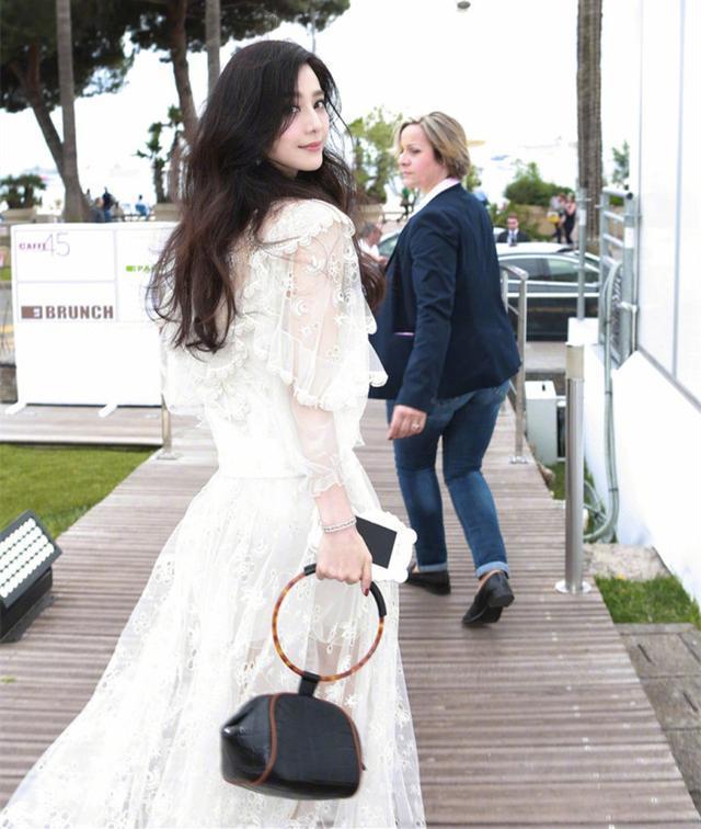 谭松韵和范冰冰撞衫，满屏尽尴尬，明明年轻8岁却输到痛心！