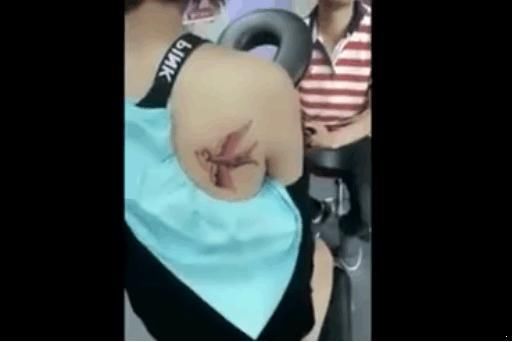 小美女纹身部位，放大来看有点尴尬哦