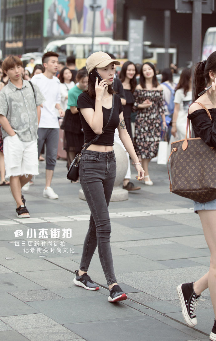街拍成都:夏日休闲的穿衣搭配，才能体现出优雅的美!