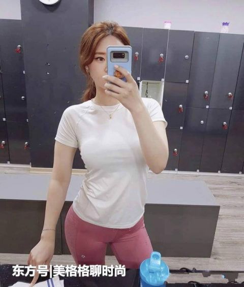  [漂亮]街拍：打底裤的打扮显现出美女的温柔，自信漂亮，低调不失时尚