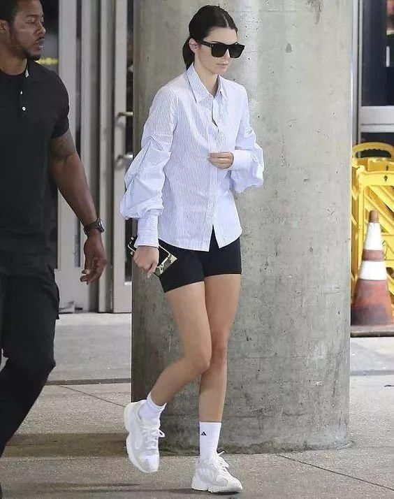 景甜一身蓝黄色运动装出街，网友:张继科给搭配的吗?