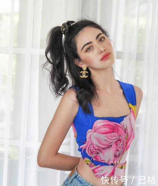 『轻松』今年果汁系少女轻松slay全场啦!深蓝色牛仔背带裤减龄必备穿搭