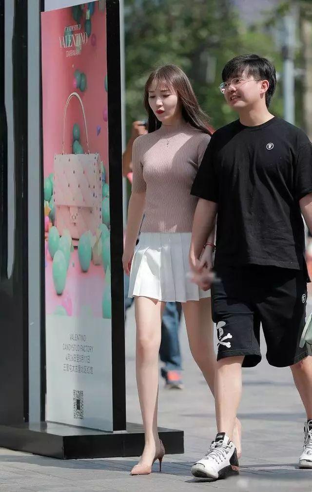 穿着白色百褶短裙粉衣的清纯小姐姐，铅笔长腿迷人性感！