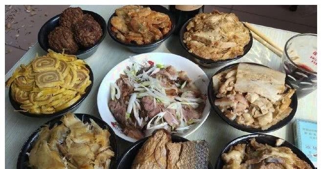 第一次去农村吃饭，年刚过还依然是这样的饭菜，太丰盛了