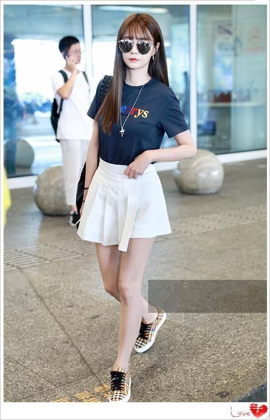 李菲儿穿百褶短裙撞上沈梦辰，各有特色，网友:都是大长腿!