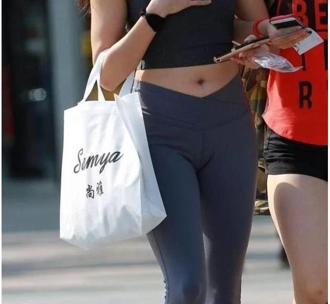 有气质的女生穿打底裤，一样展现自己的女王气质