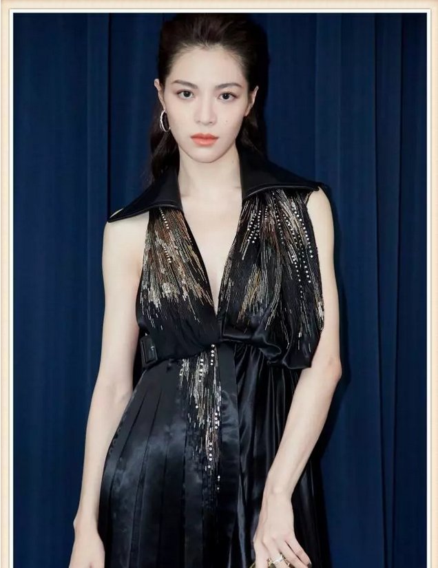 钟楚曦咋想的?一马平川还敢穿深V裙，撞上倪妮简直不能再尴尬!