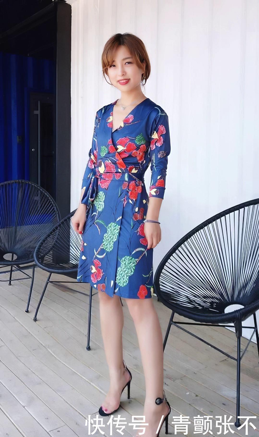  『碎花』街拍美女宝蓝色碎花连衣短裙，时尚又艳丽的款式，彰显女性的活力