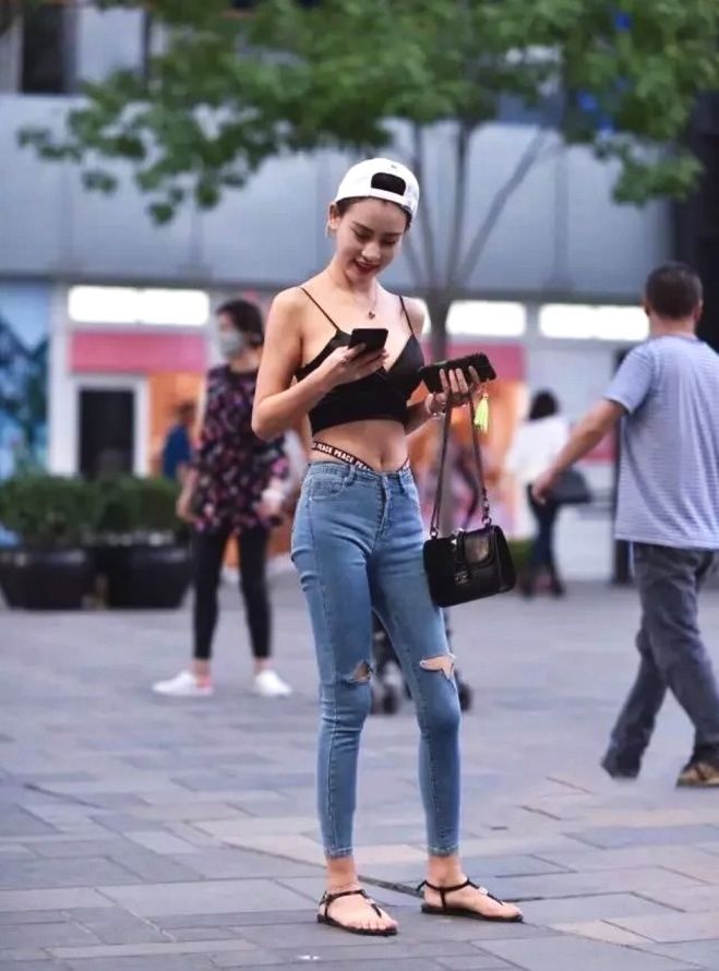 街拍游玩的高挑性感小姐姐 原来牛仔裤可以这样穿!