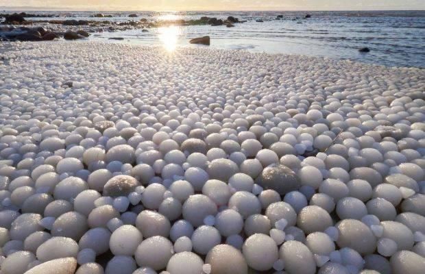 奇特天气现象：芬兰海滩被成千上万冰蛋覆盖，英国曾出现过冰煎饼