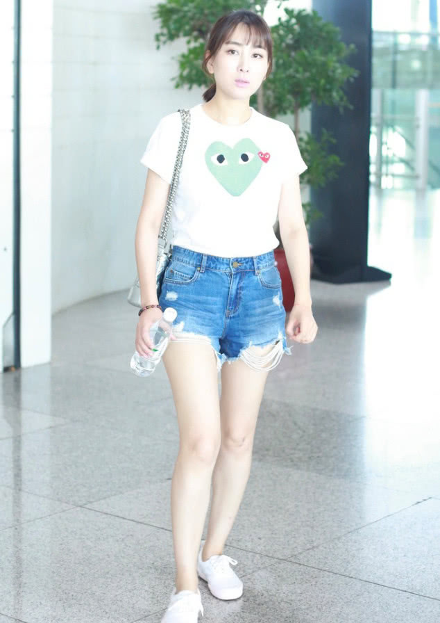 马苏素颜亮相似大妈，却特意装嫩穿热裤显尴尬，这腿肯定没P过！