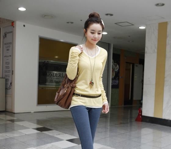 街拍：小姐姐下身的牛仔裤是浅蓝色的紧身款式，简单又大气