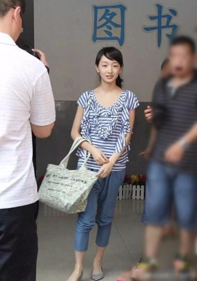 周冬雨的造型师是真的选对了，很会扬长避短，以前打扮是惨不忍睹