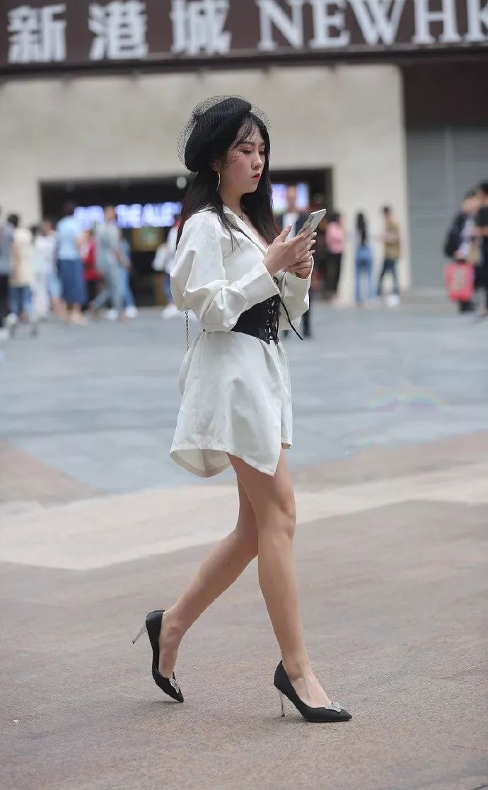  女人@女人穿上高跟鞋，散发出迷人的气息