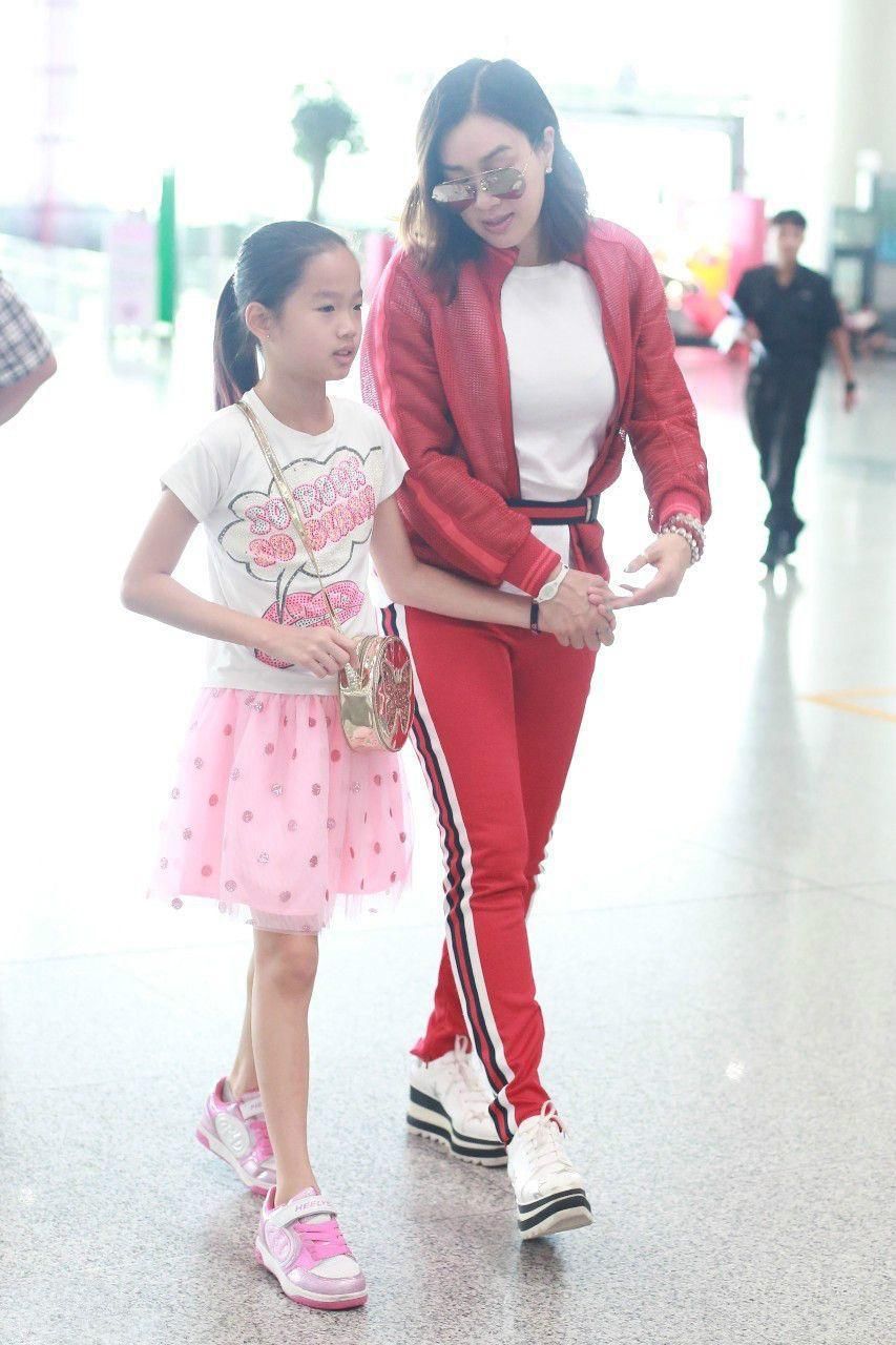 130斤的钟丽缇尝试紧身礼服，网友:比蒋欣可胖多了!