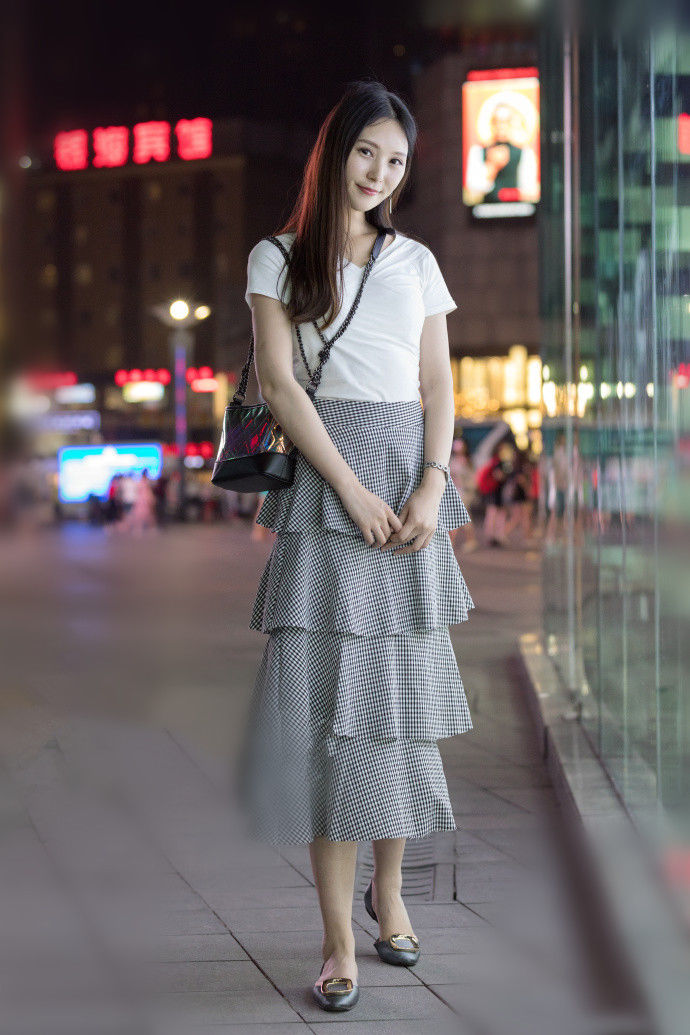 重庆街拍，美女们打扮新潮，回头率超高，好身材一目了然