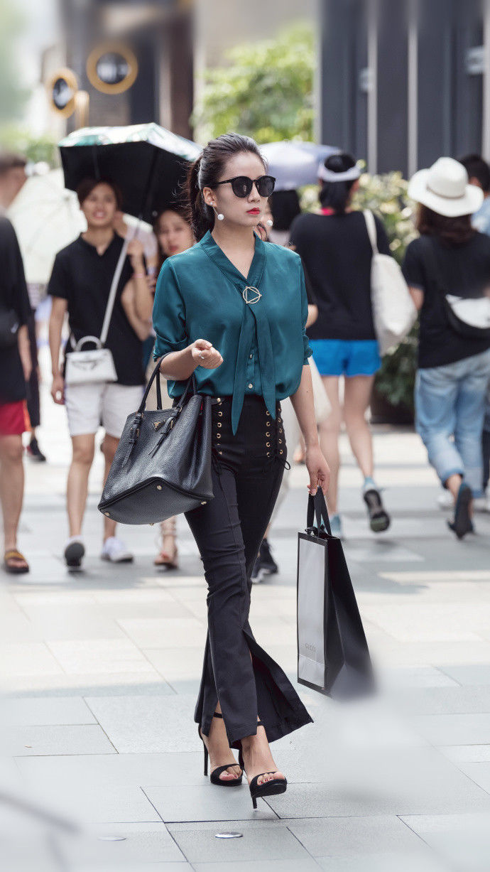 成都街拍，女神的打扮着实有气质，吸睛魅力十足，简直美翻了