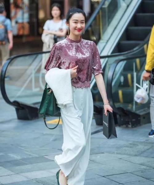  『搭配』养眼女神街拍：月貌花容的小姐姐，一件白色一字肩配牛仔短裤，青春靓丽美