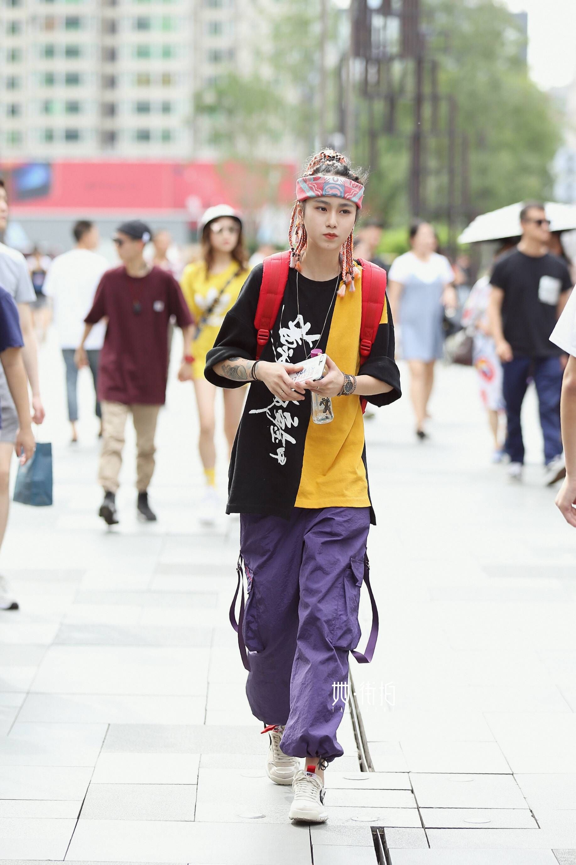 成都街拍个性的脏辫女孩，时尚运动都是她的范儿