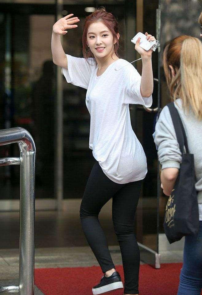 夏日的短裤紧身裤是很好穿，充满了女人味，修饰出窈窕身材