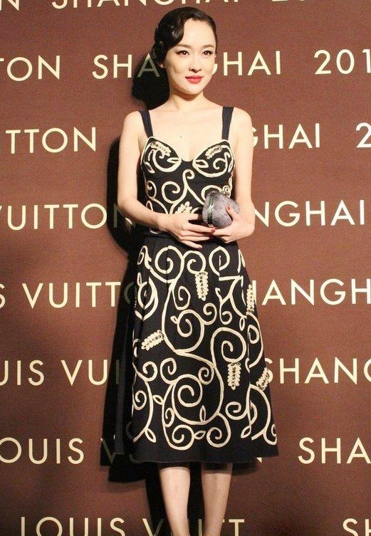 霍思燕真会穿，裙子只用两根细绳撑着，网友：充满女人味