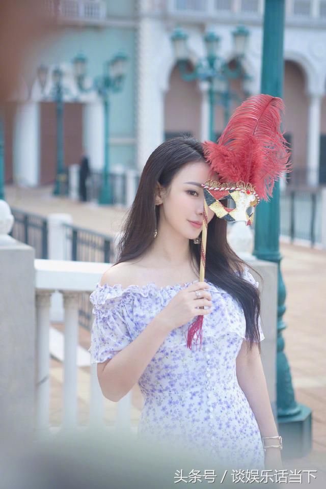 柳岩晒美照变身都市伊人 身穿不同风格的裙装 清新优雅时尚