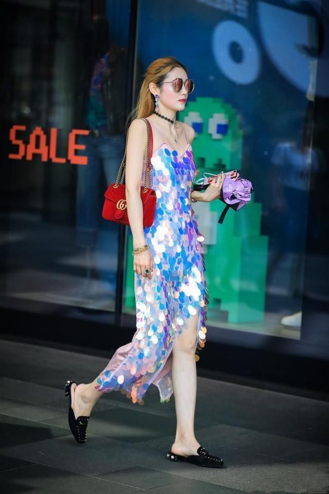 广东街拍：裙装凸显迷人长腿，第四位小姐姐是美人鱼吗！