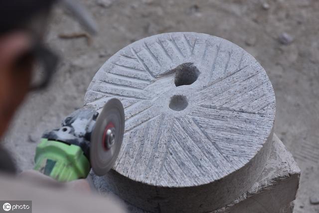  「石磨」67岁老人坚守43年，3天做1个老物件，300元1个卖断货订