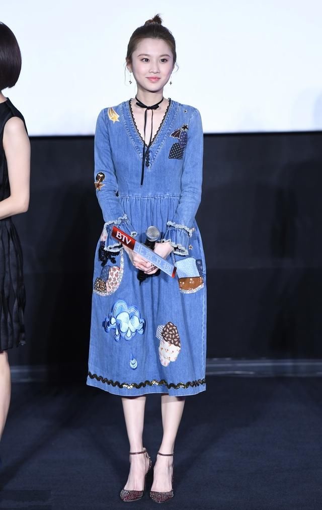 张慧雯牛仔裙的V领就是个摆设，还不如裙子的图案有看头！