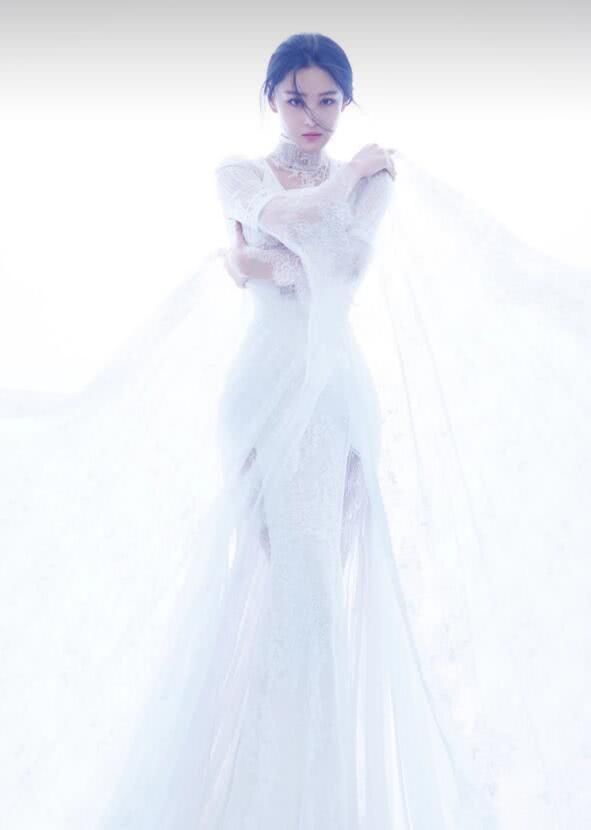 张馨予荣升军嫂!婚纱照唯美如童话世界，皮肤白到发光挪不开眼!