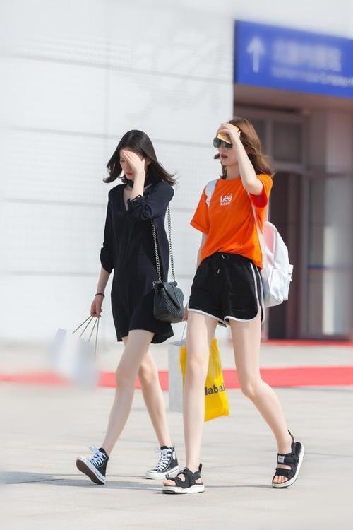街拍 时尚的街头上没有明星！图五的美女闺蜜穿搭更似明星 喜欢吗