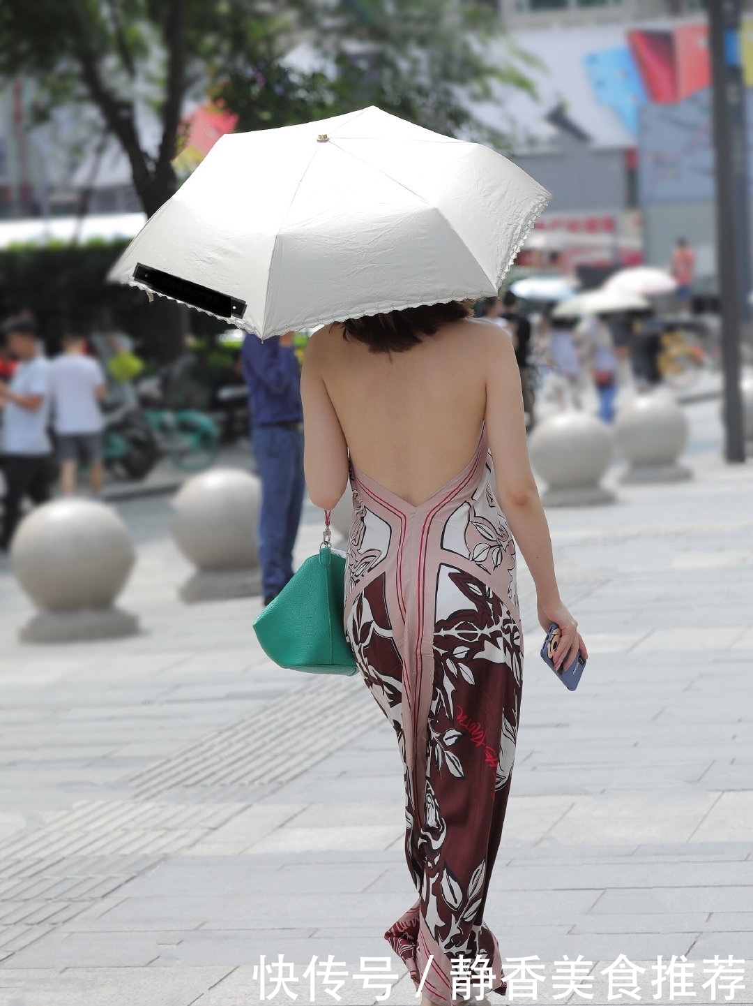 太美:路人街拍:慵懒优雅的“睡衣风”,后背亮点太美啦!