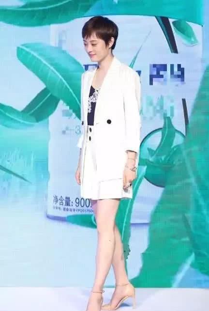  『学好』40岁女性还可以时尚潮流又抢镜头，学好明星穿搭方法，道别土味时尚潮流