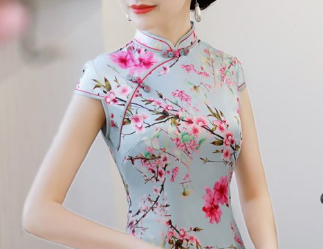 这么穿旗袍的女人，不可多见!婀娜的身姿，配，一抹淡妆容，甚美