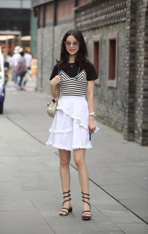 窈窕有致的牛仔短裤小姐姐，秀出迷人好身材，魅力十足！