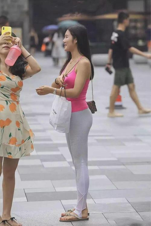 街拍:翘臀紧身裤美女,吊带背心藏不住上半身,微笑迷倒众人!