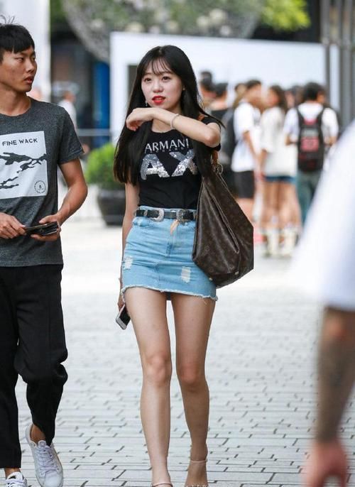  [个性]优雅个性又减龄，穿牛仔短裙让你美出自信，靓丽出行