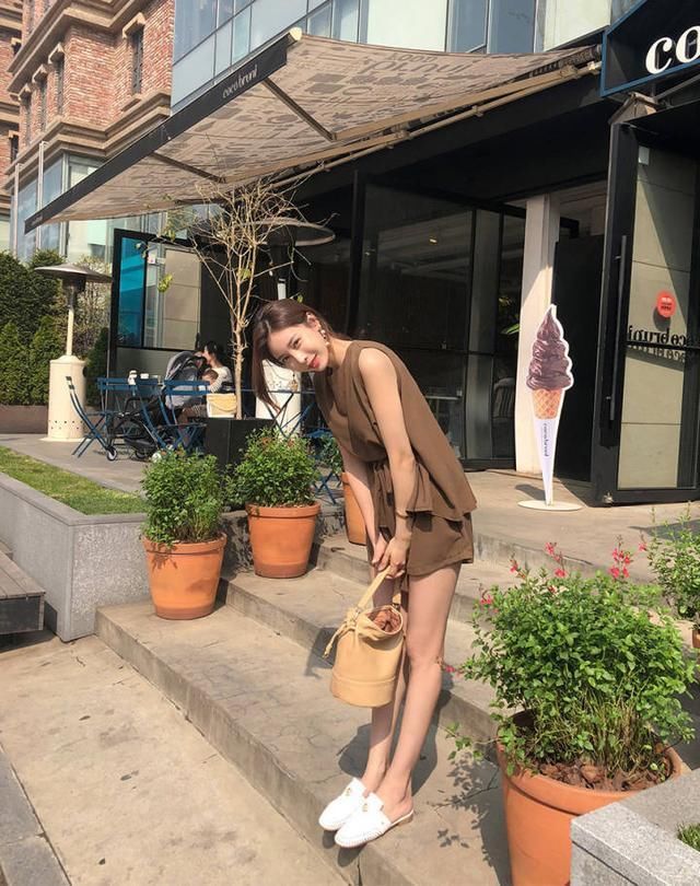 街头 气质出众短裤美女,眉清目秀,一貌倾城!