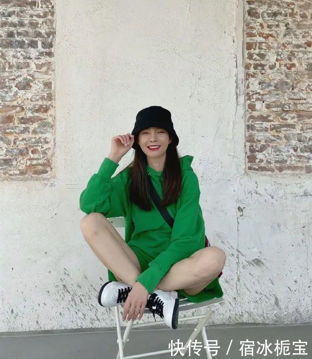  [气质]女人过了40岁，沈梦辰这三种服装配色不要选，穿上显黑还没气质