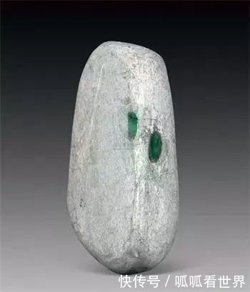  「大叔」农民大叔深山挖出块石头坚称是翡翠，不小心磕掉一块，