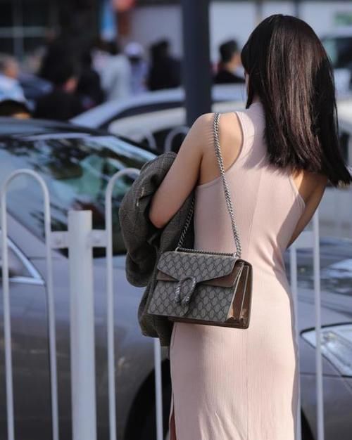  蓝色■街拍：月貌花容的小姐姐，一件格子上衣配蓝色牛仔裤，青春靓丽美