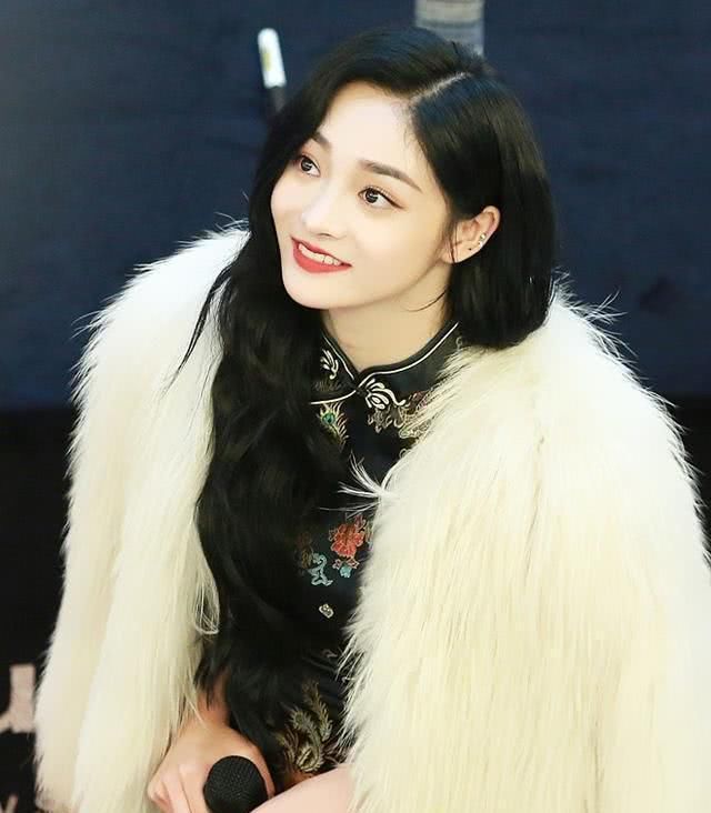 美女■21岁可酷可甜的周洁琼，旗袍加身，演绎古色古香的美女气质！