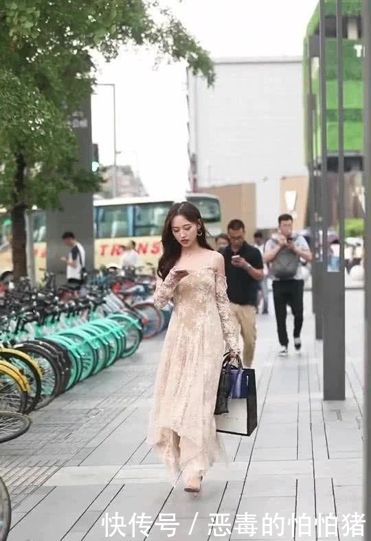 韵味@搭配白色A字裙,回头率百分百,街拍:女孩的上衣设计十分有韵味