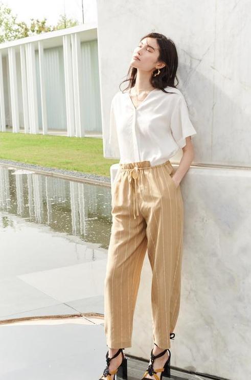 别再穿老土的打底裤了, 超模何穗告诉你裙子里穿裙子才是最时髦的